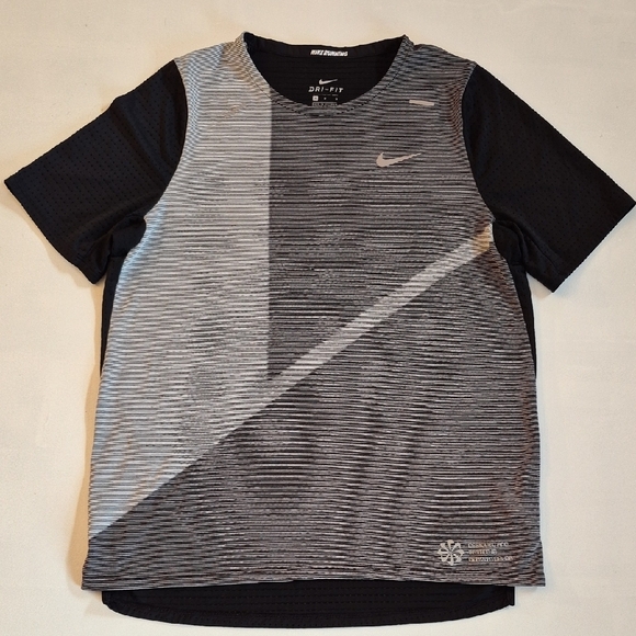 Nike Black and Gray Short Sleeve Tee with Modern Design - Picture 1 of 6
